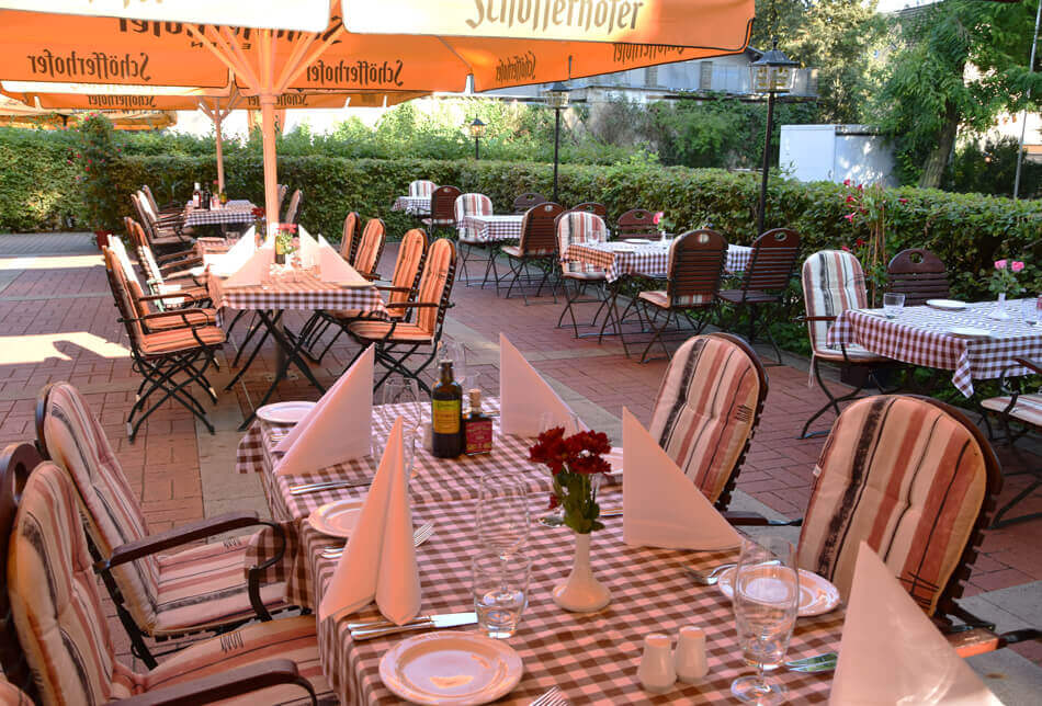 gedeckter Tisch im Außenbereich vom Restaurant Opera Italiana
