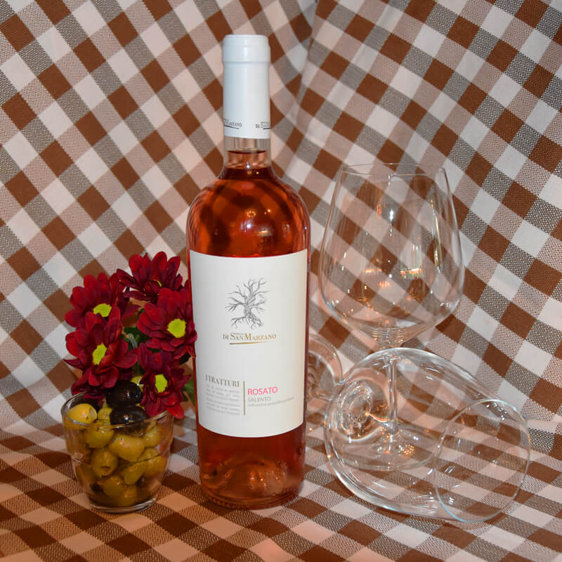 Die Weinsorte Feudi di San Marzano - I Tratturi Rosato Salento IGP mit zwei Gläsern auf einem Tisch