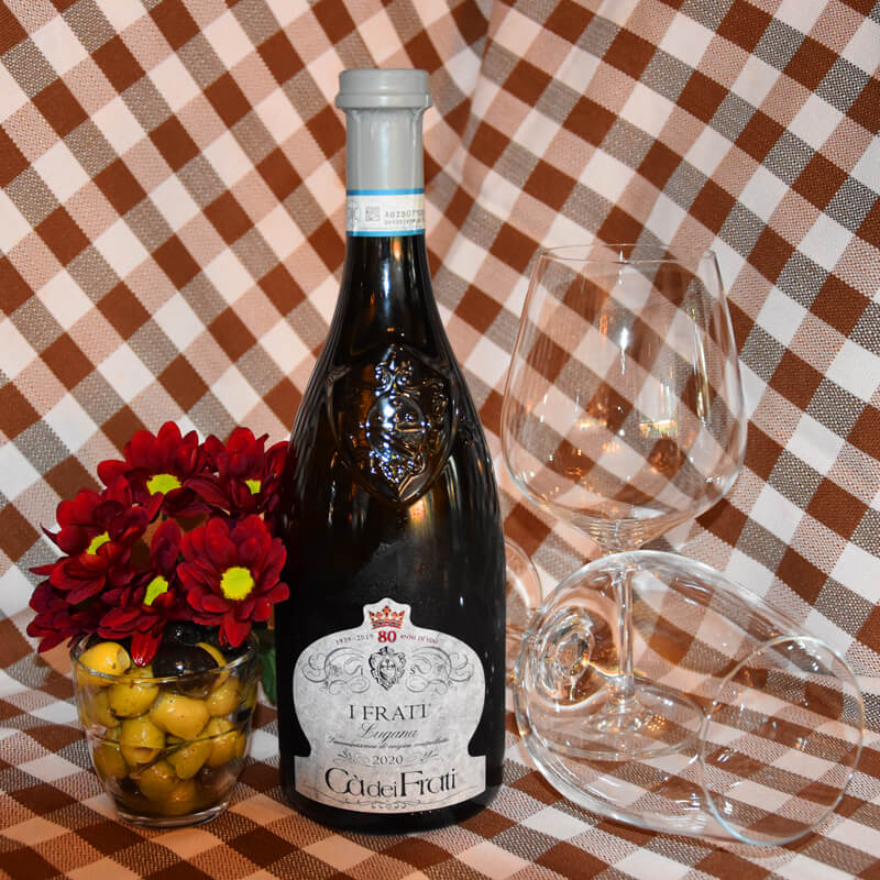 Die Weinsorte Cà dei Frati - I Frati mit zwei Gläsern auf einem Tisch