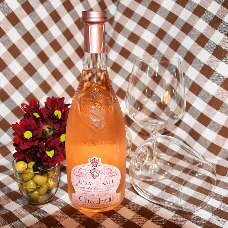 Die Weinsorte Cà dei Frati - Rosa dei Frati mit zwei Gläsern auf einem Tisch