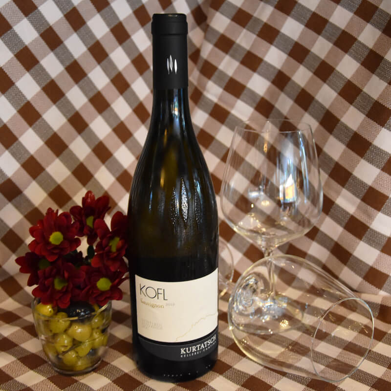 Die Weinsorte Kellerei Kurtatsch - Sauvignon Kofl Terroir mit zwei Gläsern auf einem Tisch